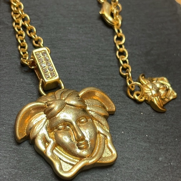 Versace gold necklace with crystal detail - Picture 2 of 3